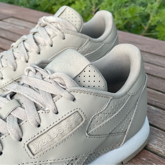[SOLD] ✨Near New✨ Reebok Classic Leather Sneakers W8.5 / M7 / EU39 - Light Sand - Picture 3 of 12